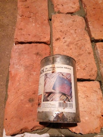 Dekorativno staro opeko pred fugiranjem zaščitimo z premazom, da bomo kasneje lažje odstranili fugirno maso, ki je v našem primeru kar lepilo na katerega smo lepili.