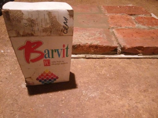 Uporabili smo pigment v prahu za obarvanje cementnega lepila. Pigment je lahko tudi tekoč. Lahko ga izdelamo tudi sami.