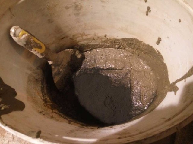 Dodajanje pigmenta cementnemu lepilu s katerim bomo zafugirali polovico vzorca, da bo bolj zanimiv.