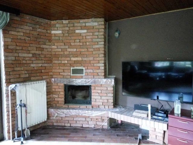 Kamin je dobil novo podobo in prostor naredil živahnejši kot prej. Uporabila se je rezana stara opeka in vogalni kosi. Opeka je svetlejših barvnih odtenkov in hrapave površine.