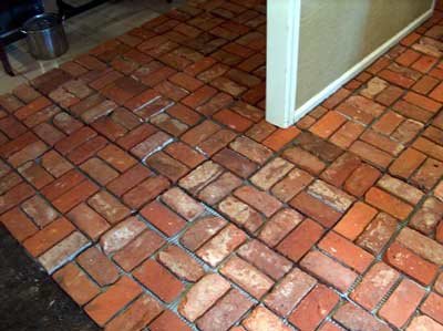 Tla položena z staro opeko prerezano na pol čakajo na fugiranje.