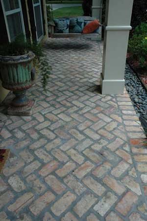 Terasa izdelana iz rezane stare opeke. Položena je z grobim delom navzgor.