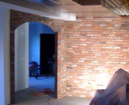 Obloga stene z razrezano staro opeko. Obdelava oboka in stene v kleti.