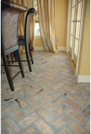 V kuhinji, v ribjo kost položena rezana stara opeka. Tla so nezbrušena in imajo enkraten karakter.