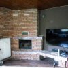 Kamin je dobil novo podobo in prostor naredil živahnejši kot prej. Uporabila se je rezana stara opeka in vogalni kosi. Opeka je svetlejših barvnih odtenkov in hrapave površine.